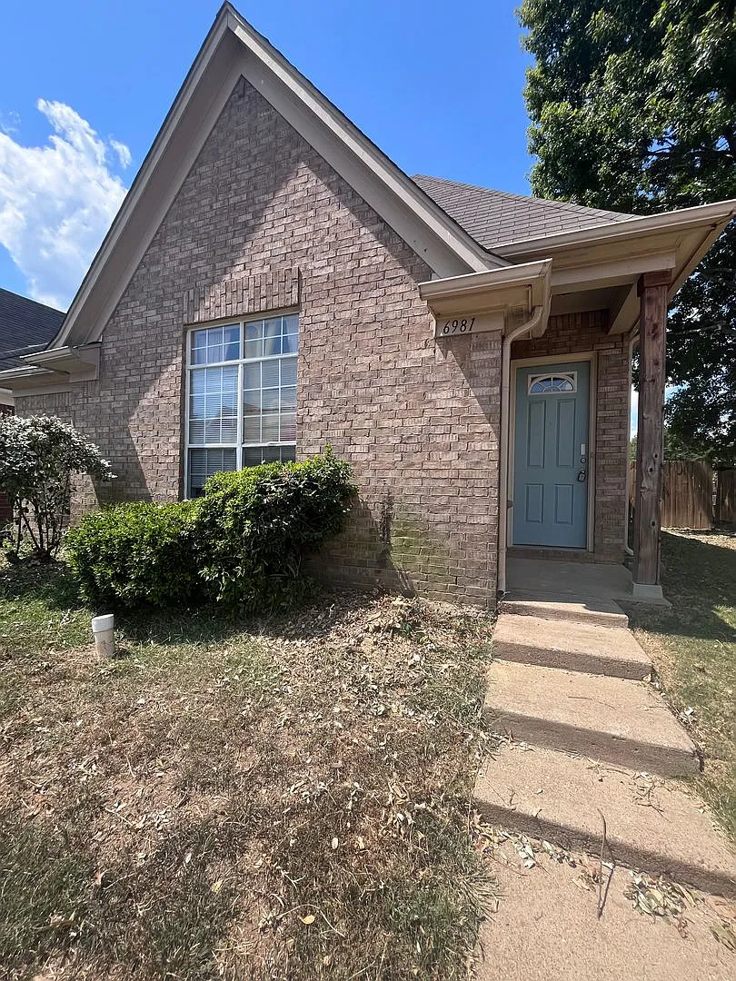 House in desirable neighborhood — Photo 1
