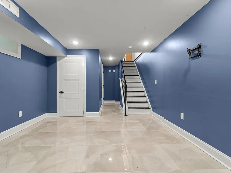 426 W Winona St — Photo 16