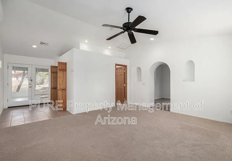 1526 E Griswold Rd — Photo 11