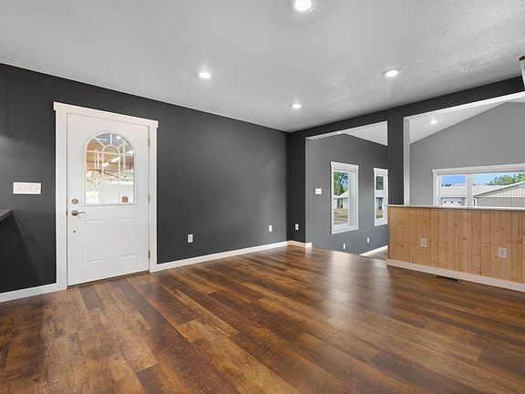 5th image of 605 Main St