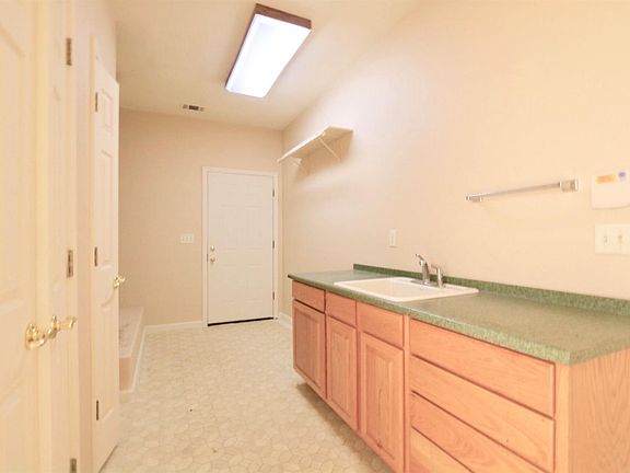 5th image of 221 Wilson Ave