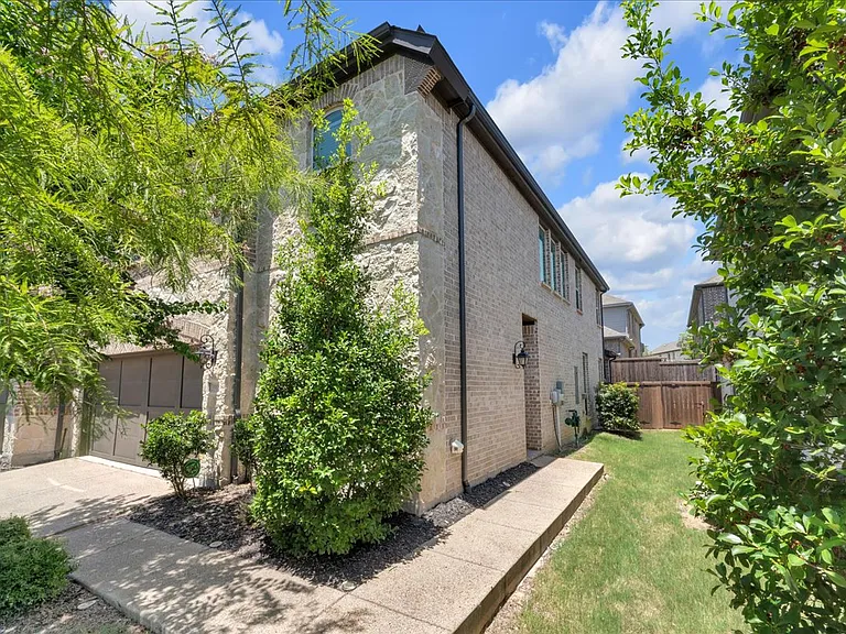 3905 Saint Ives Ln — Photo 2