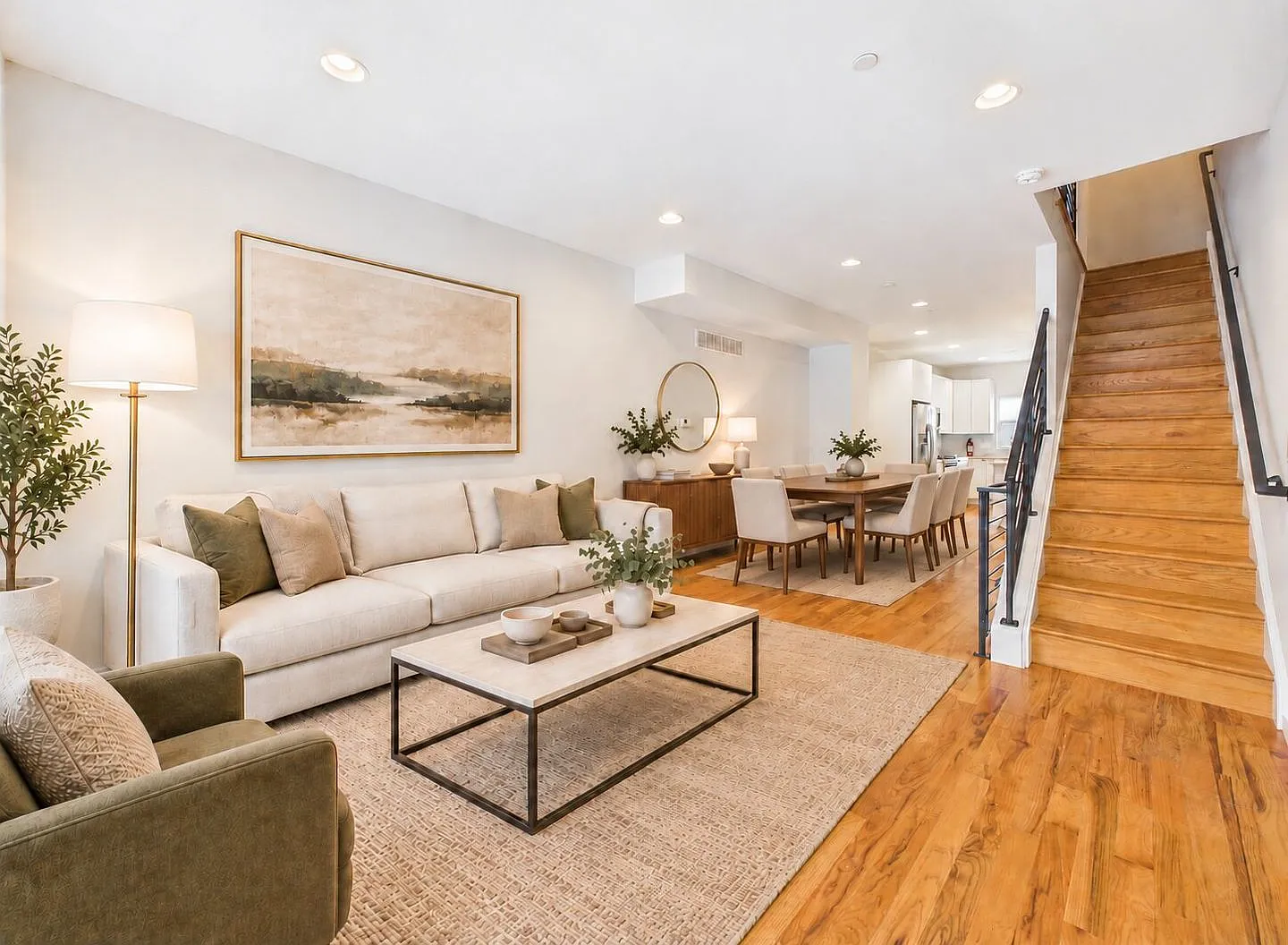 Beautiful bright 3 bed 3 bath home for rent with parking spot! — Photo 1