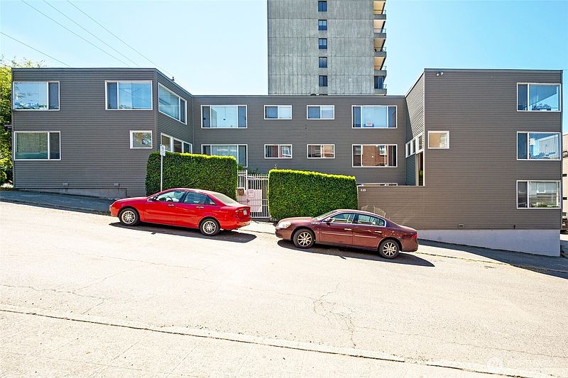 3rd image of 525 E Roy Street