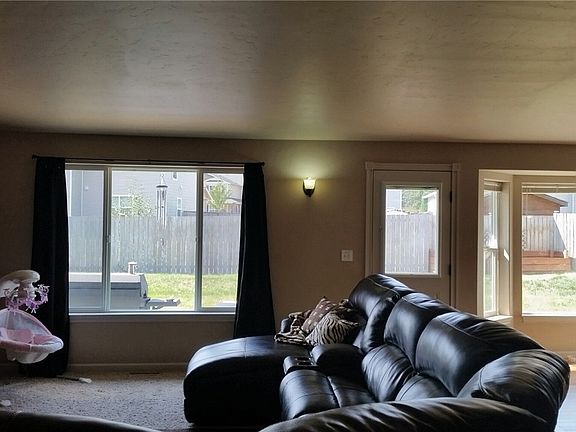 5th image of 510 Emerald Ln SE