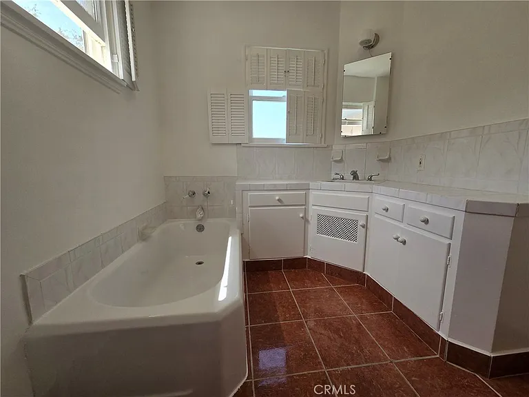240 Euclid St — Photo 24