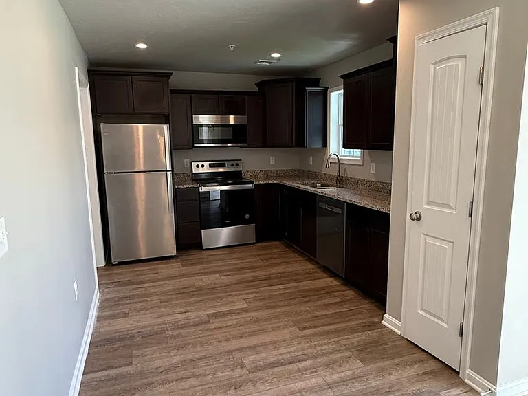 646 N College St — Photo 2