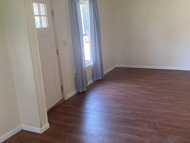 313 E College St — Photo 3