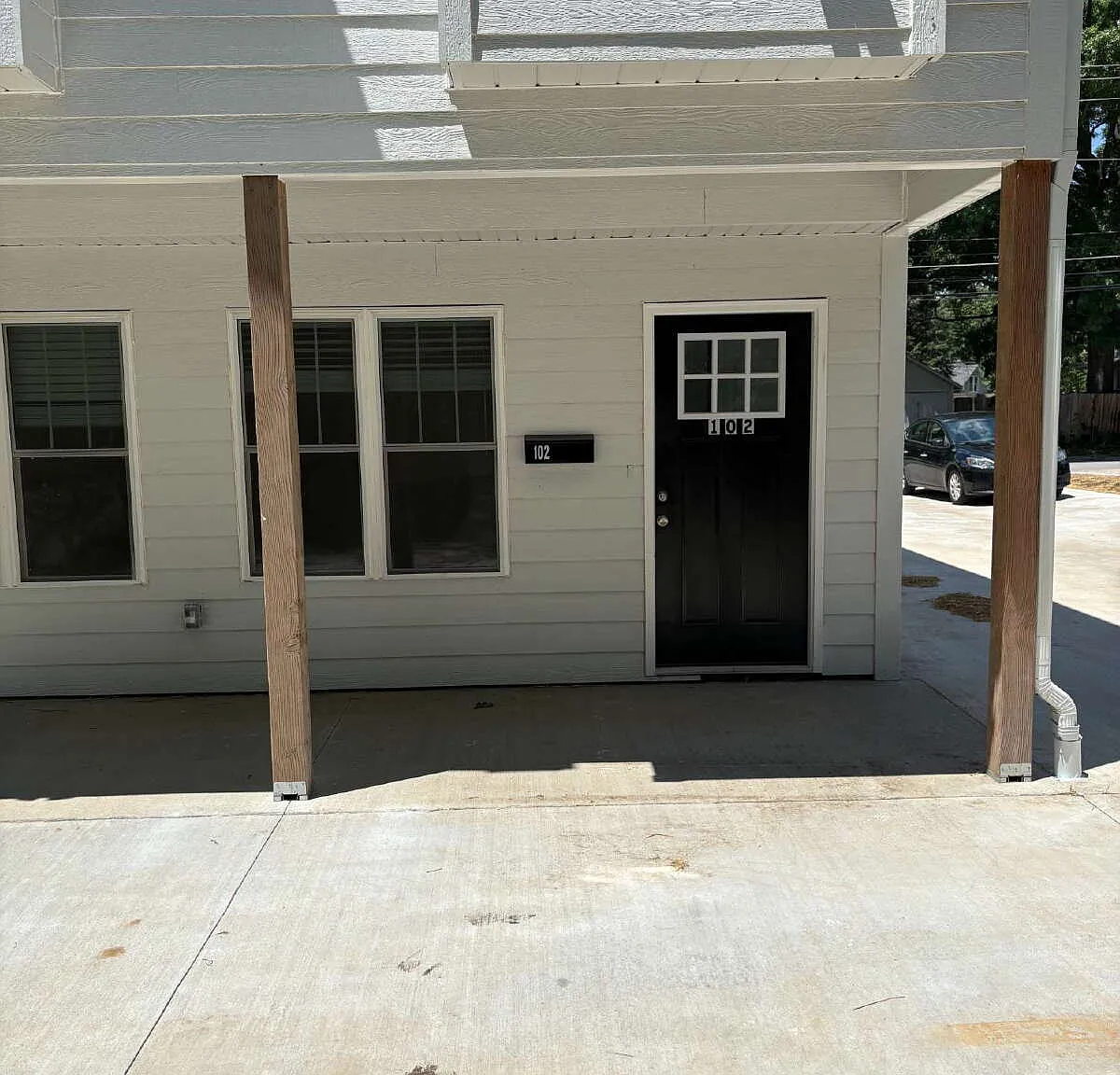 2 bed, 2.5 bath, 900 sqft, $1,600 — Photo 1