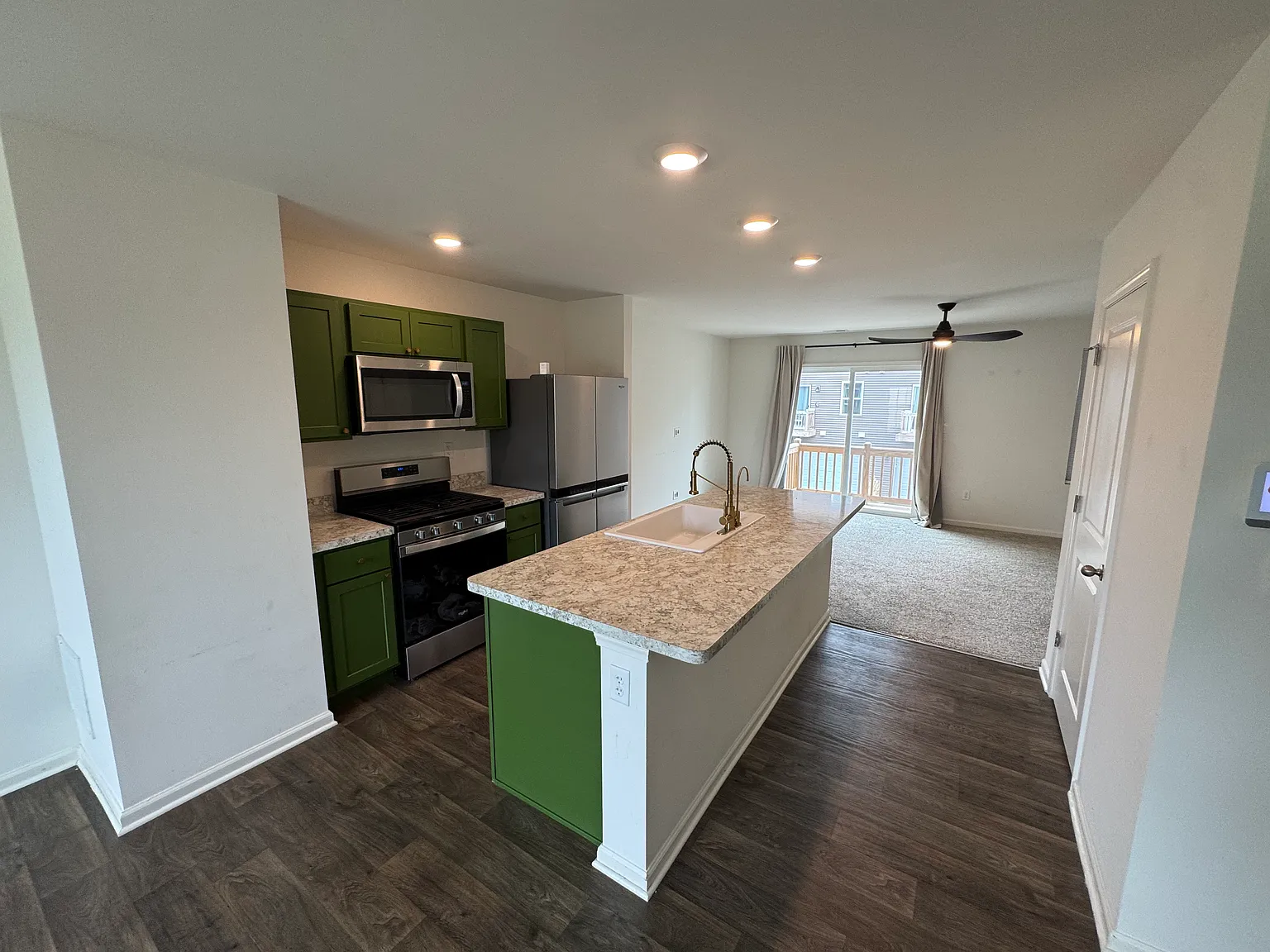 2 bed, 2.5 bath, 1579 sqft, $2,200 — Photo 3