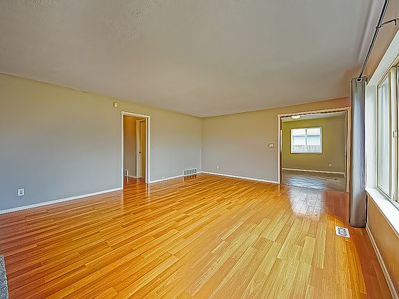 5th image of 4536 Yakima Ave