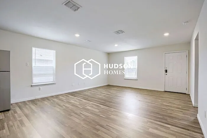 3 bed, 2.0 bath, 1090 sqft, $1,275 — Photo 4