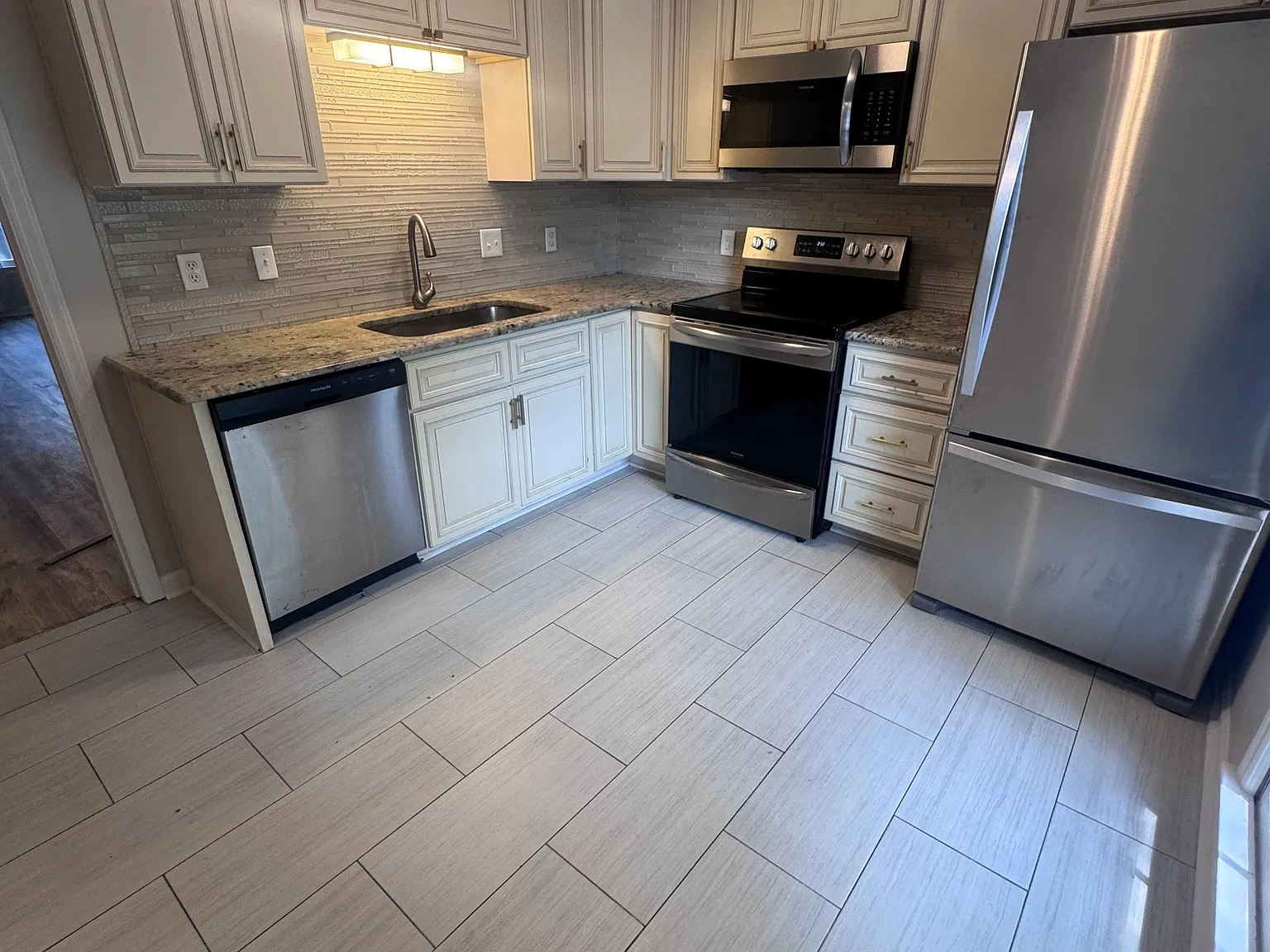 3 bed, 2.5 bath, 1466 sqft, $1,680 — Photo 4