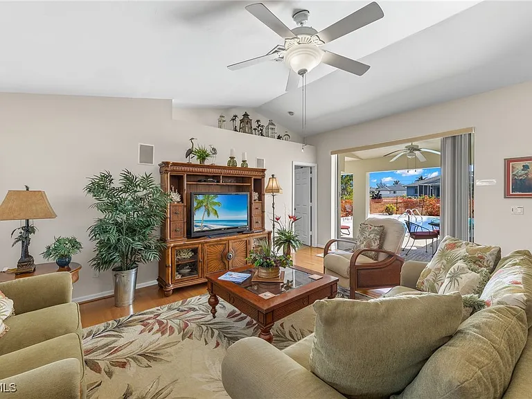 2305 SW 19th Pl — Photo 3