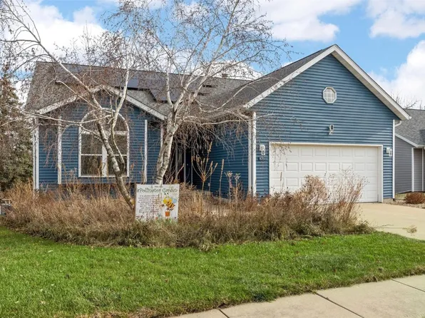 875 Dry Run Creek Ct, Hiawatha, IA 52233