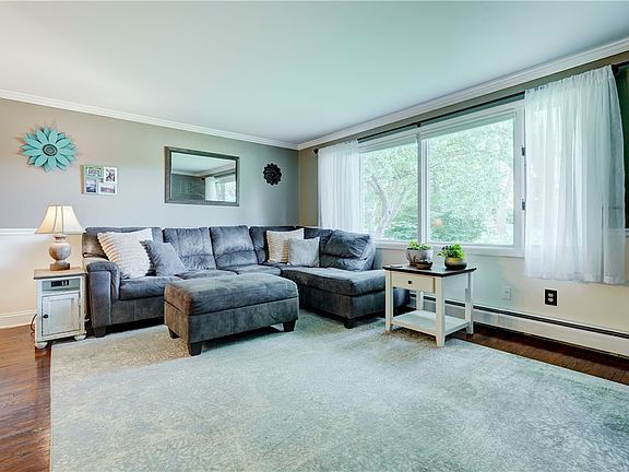 4th image of 643 Chatelaine Dr