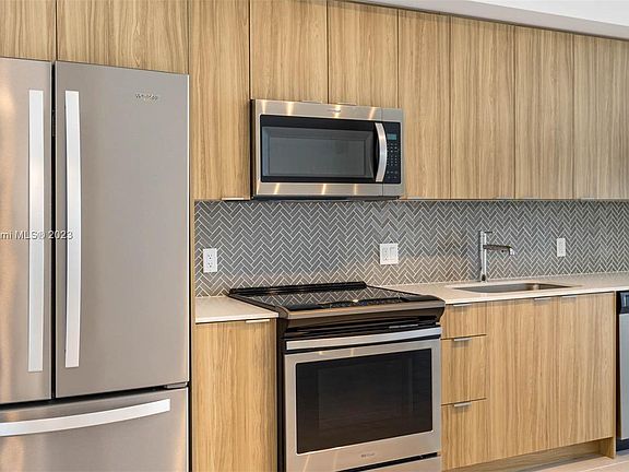 4th image of 2149 N Bayshore Dr #1-0302