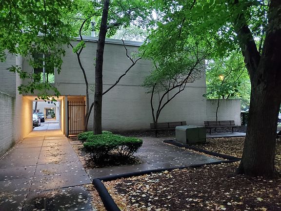 4th image of 886 S Park Ter