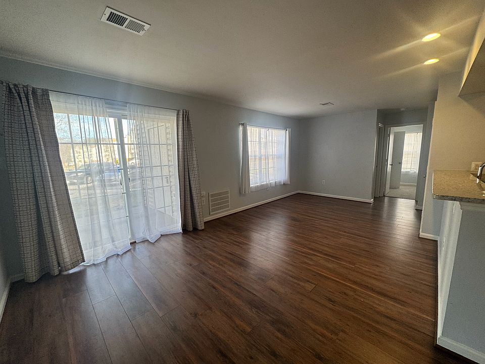 1st image of 302 Grosvenor Ln APT 1