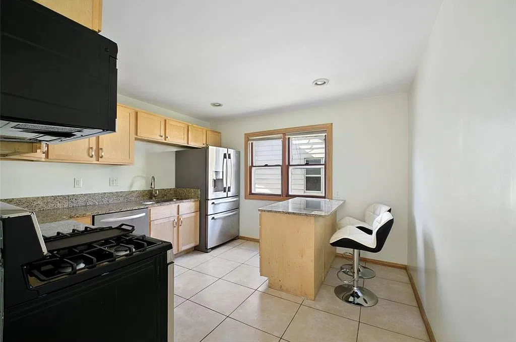 6 bed, $3,300 — Photo 3