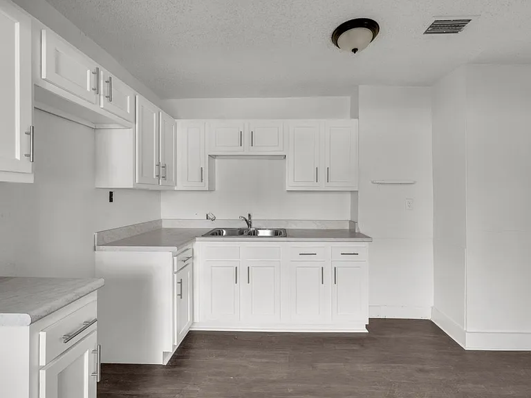 1227 Dena St — Photo 5