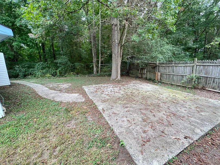 104 Beverly Dr — Photo 2