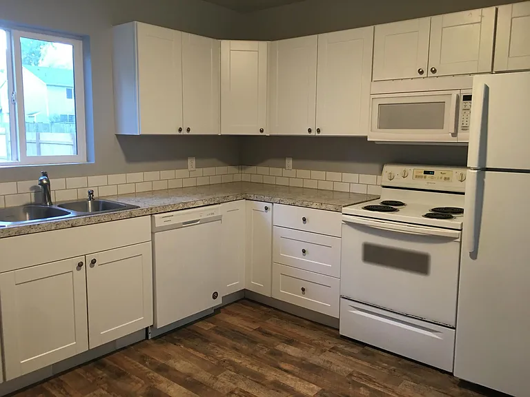 1702 Dickinson Ave NW — Photo 4