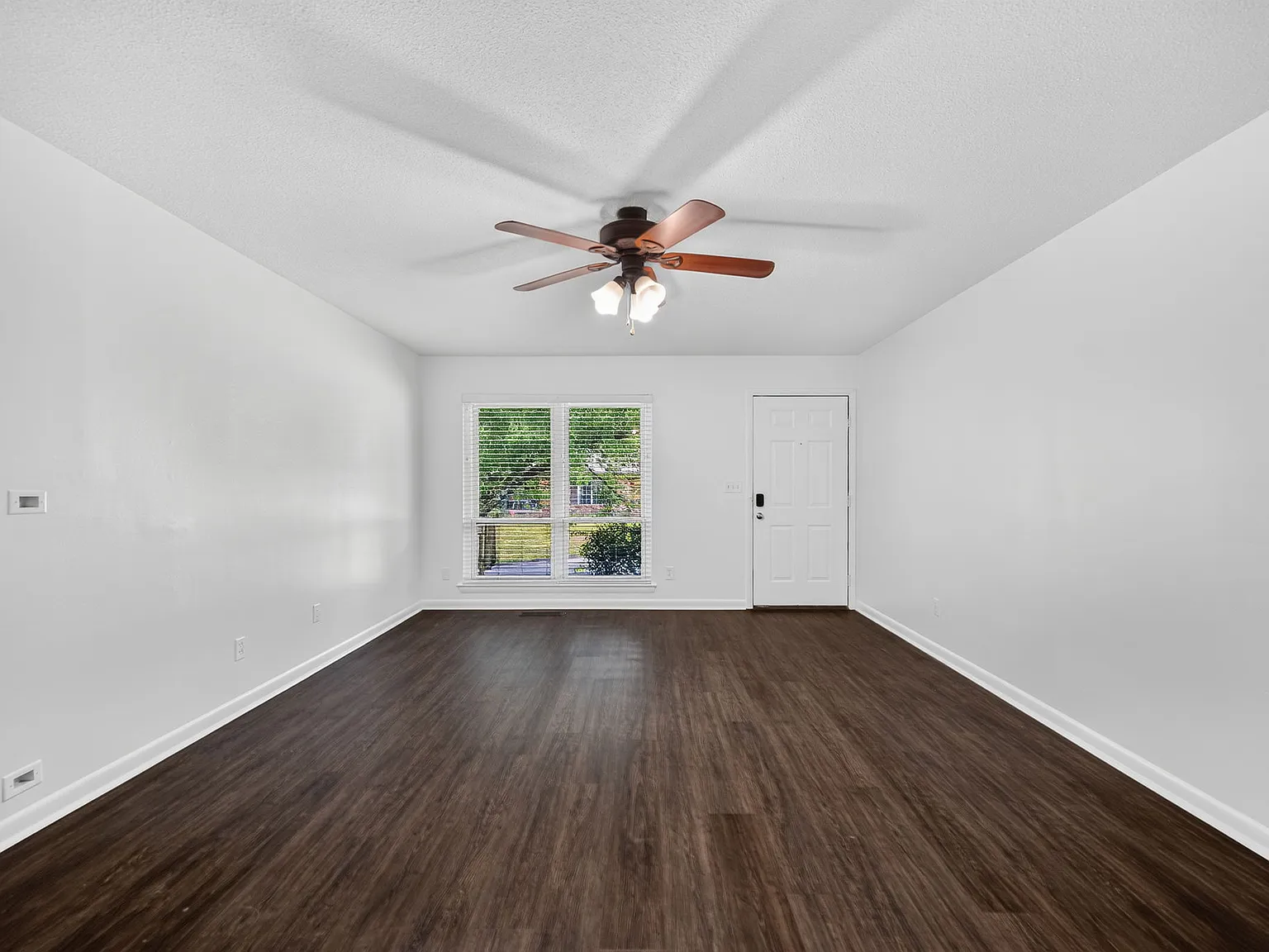 3 bed, 2.5 bath, 1800 sqft, $1,990 — Photo 3