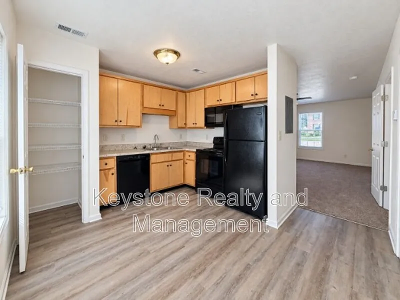 2 bed, 1.5 bath, 1050 sqft, $925 — Photo 3