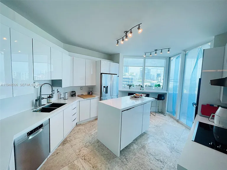 300 S Pointe Dr #705 — Photo 10