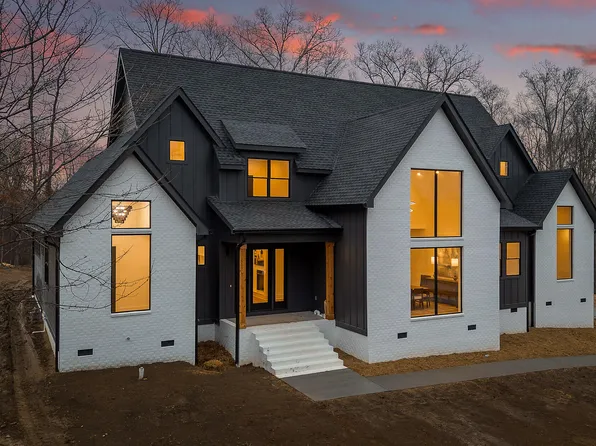 1717 Oak Cove Dr, Soddy Daisy, TN 37379