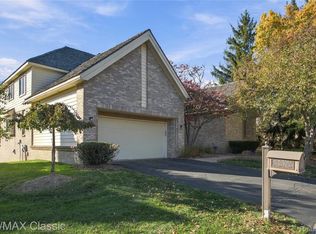 5150 Oakbrooke Dr #11, West Bloomfield, MI 48323