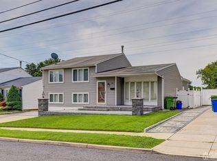25 Campbell Dr, Parlin, NJ 08859