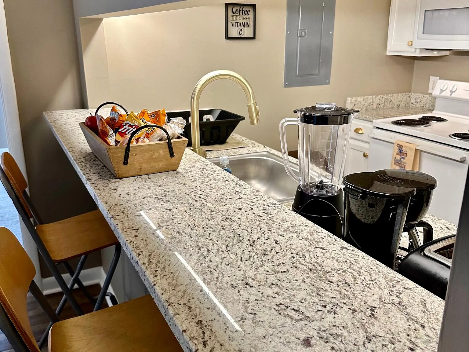 4 bed, 1200 sqft, $3,560 — Photo 3