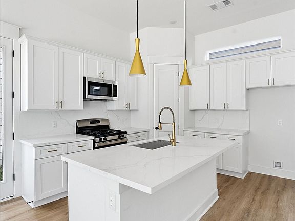 4th image of 8914 Sunshine Laverne Ln