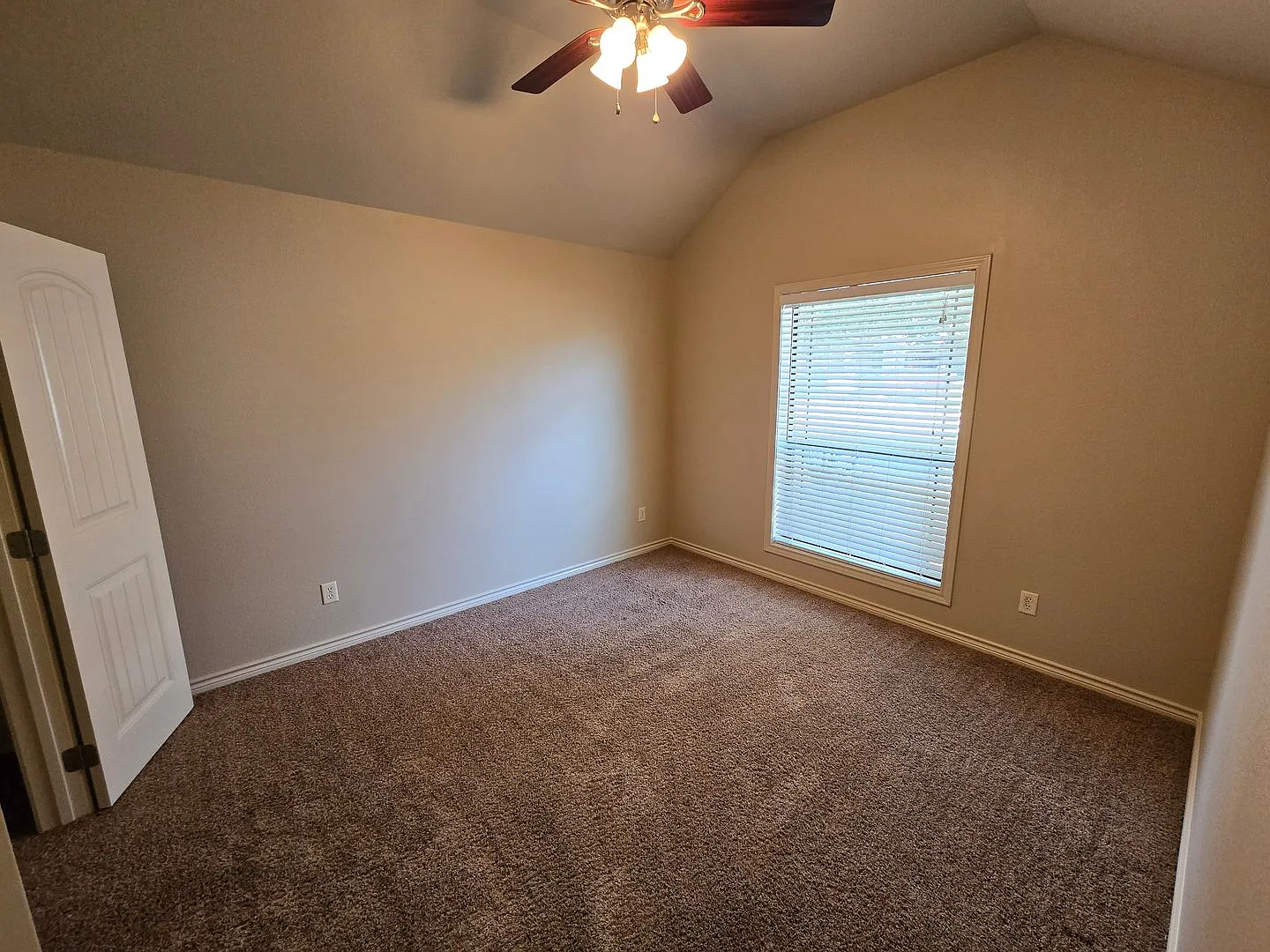 College Station - Large 4 bedrooms / 2.5 baths with garage and fenced yard!! — Photo 4
