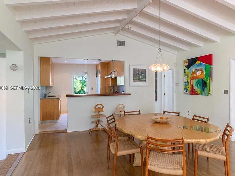 1123 Bay Dr — Photo 5