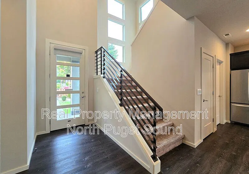 5 bed, 3.0 bath, 2800 sqft, $3,995 — Photo 4