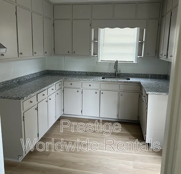 2823 Lee St — Photo 1