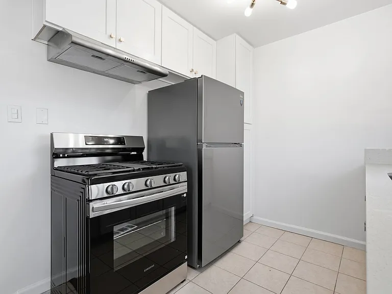 Adams - 733 — Photo 9