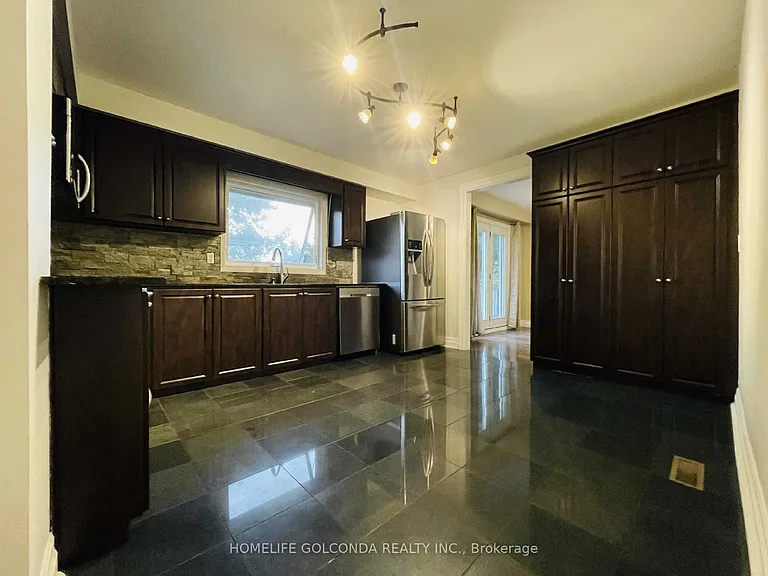909 Ferndale Cres #UPPER LEVEL — Photo 6