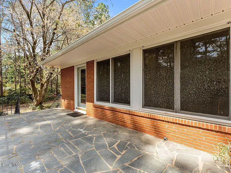 225 Arbutus Rd — Photo 45
