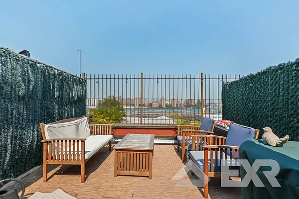 Rented by EXR | media 12