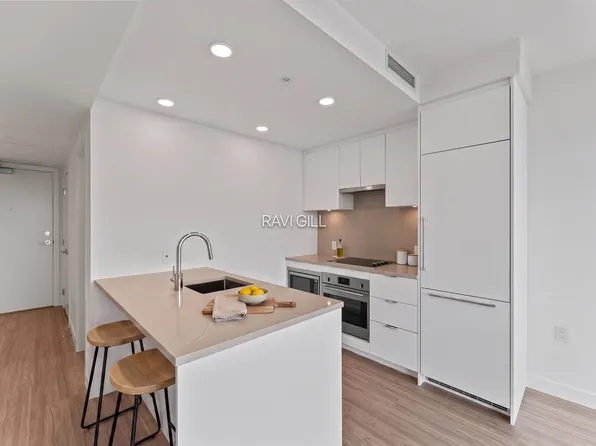 13675 107a Ave #1003, Surrey, BC V3T 2H2