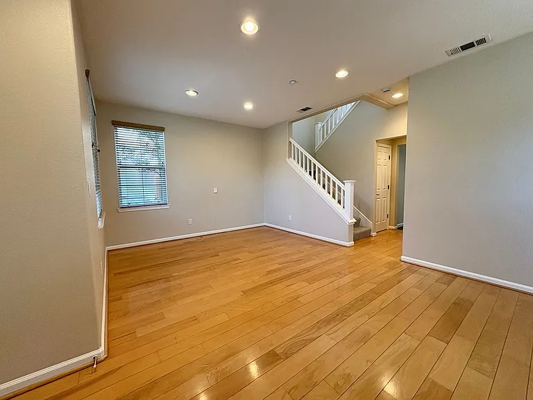 546 Almanor St — Photo 2