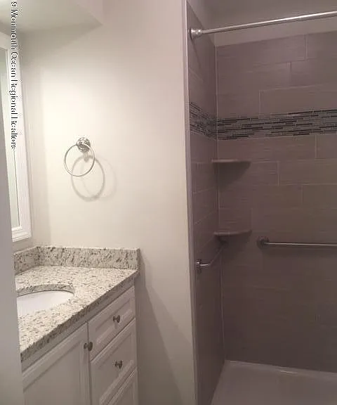 130 Amberly Dr #H — Photo 8