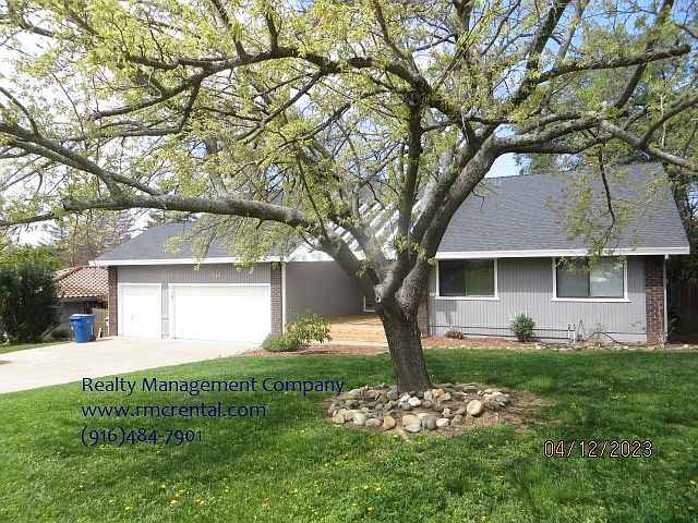 261 Randall Drive - Listing Pic's 04_04132023