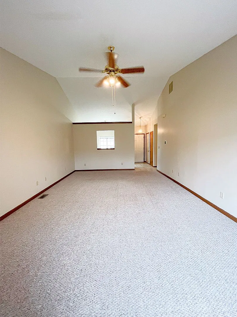 Large 2 Bedroom Condo — Photo 4
