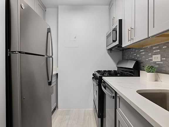 4th image of 230 W 55th St APT 14A