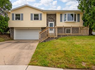 4105 Greenway Dr, Davenport, IA 52804
